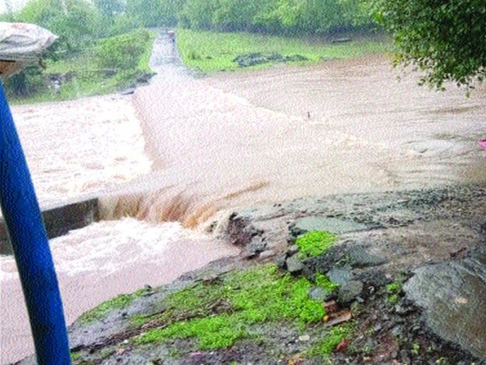 Rainfall in the district, the death of the triplet, the downtown traffic, and the pool under water | जिल्ह्यात पावसाचे धुमशान, तिघांचा बळी, शहर वाहतूक थंडावली, पूल पाण्याखाली Rainfall in the district, the death of the triplet, the downtown traffic, and the pool under water | जिल्ह्यात पावसाचे धुमशान, तिघांचा बळी, शहर वाहतूक थंडावली, पूल पाण्याखाली