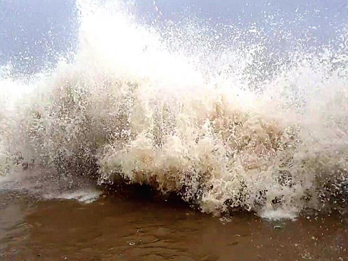 The roar of the sea waves with the constant stream, the atmosphere of fear among the citizens | संततधारेसह समुद्राच्या लाटांचे रौद्ररूप, नागरिकांमध्ये भीतीचे वातावरण