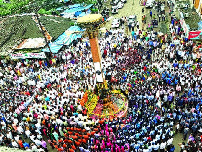 Tributes paid to martyrs in Palghar | पालघरमध्ये हुतात्म्यांना वाहिली श्रद्धांजली 