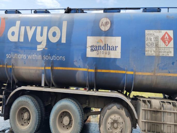 Diesel spillage from a tanker heading towards gujarat | गुजरातच्या दिशेने जाणाऱ्या टँकरमधून इंधन गळती; डिझेल पळवण्यासाठी स्थानिकांची मोठी गर्दी Diesel spillage from a tanker heading towards gujarat | गुजरातच्या दिशेने जाणाऱ्या टँकरमधून इंधन गळती; डिझेल पळवण्यासाठी स्थानिकांची मोठी गर्दी