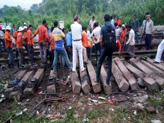 Railway traffic jam from Mumbai to Gujarat | मुंबईहून गुजरातकडे जाणारी रेल्वे वाहतूक ठप्प Railway traffic jam from Mumbai to Gujarat | मुंबईहून गुजरातकडे जाणारी रेल्वे वाहतूक ठप्प