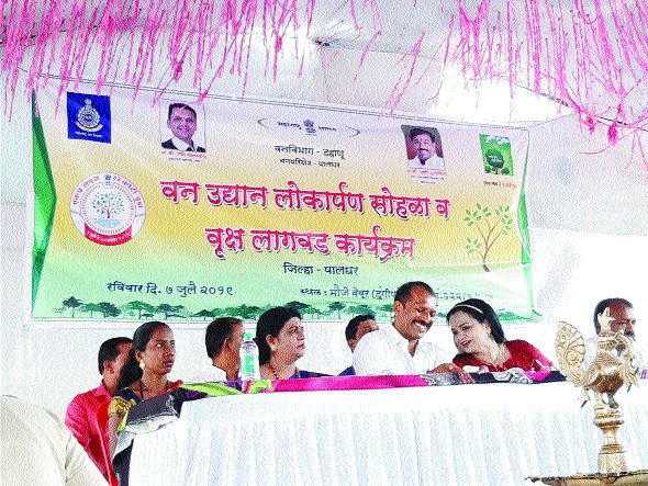 In the Shiv Sena, the township of Palghar, will enter Shiv Sena | पालघरच्या नगराध्यक्षा शिवसेनेत प्रवेश करणार In the Shiv Sena, the township of Palghar, will enter Shiv Sena | पालघरच्या नगराध्यक्षा शिवसेनेत प्रवेश करणार