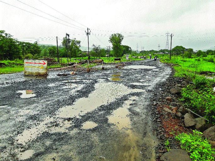 Roads in the district suffer from severe, heavy rainfall | जिल्ह्यातील रस्त्यांवरील प्रवास खडतर, अतिवृष्टीमुळे नुकसान Roads in the district suffer from severe, heavy rainfall | जिल्ह्यातील रस्त्यांवरील प्रवास खडतर, अतिवृष्टीमुळे नुकसान