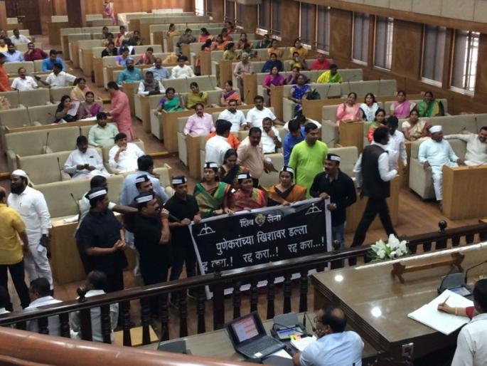 organization's rapid protests against the parking policy | पार्किंग धोरणाच्या विरोधात संघटनांची तीव्र आंदोलने organization's rapid protests against the parking policy | पार्किंग धोरणाच्या विरोधात संघटनांची तीव्र आंदोलने