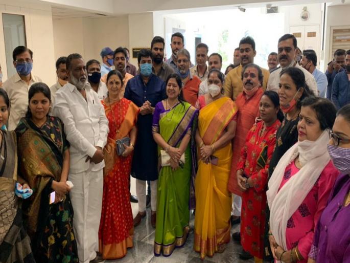 Broke the rules of masks and social distansing by the political leaders In Pune and Pimpri Municipal Corporation | पुणे, पिंपरी महापालिकांमध्ये नेतेमंडळी, कार्यकर्त्यांकडून मास्क अन् सोशल डिस्टंसिंगचा फज्जा Broke the rules of masks and social distansing by the political leaders In Pune and Pimpri Municipal Corporation | पुणे, पिंपरी महापालिकांमध्ये नेतेमंडळी, कार्यकर्त्यांकडून मास्क अन् सोशल डिस्टंसिंगचा फज्जा