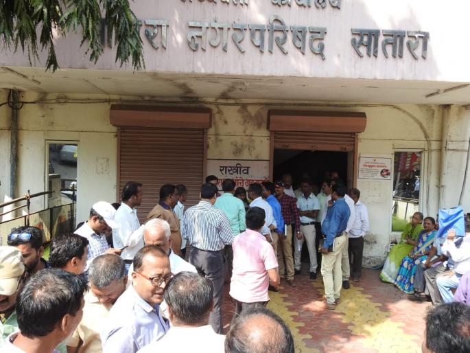Councilor attempts to fit toilet in officers' room | अधिकाऱ्यांच्या दालनात नगरसेवकाने केला शौचास बसण्याचा प्रयत्न Councilor attempts to fit toilet in officers' room | अधिकाऱ्यांच्या दालनात नगरसेवकाने केला शौचास बसण्याचा प्रयत्न