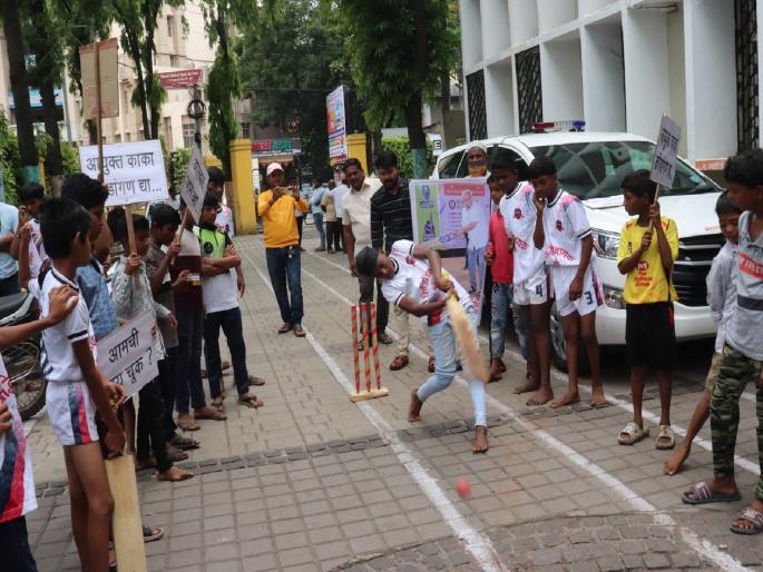 As there was no playground the children played cricket at the door of Sangli Municipal Corporation | क्रीडांगण नसल्याने सांगली महापालिकेच्या दारात मुलांनी खेळले क्रिकेट As there was no playground the children played cricket at the door of Sangli Municipal Corporation | क्रीडांगण नसल्याने सांगली महापालिकेच्या दारात मुलांनी खेळले क्रिकेट