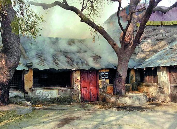 Fire at malkapur municipal school; Loss of millions | मलकापूर येथे पालिका शाळेला आग; लाखोंचे नुकसान  Fire at malkapur municipal school; Loss of millions | मलकापूर येथे पालिका शाळेला आग; लाखोंचे नुकसान