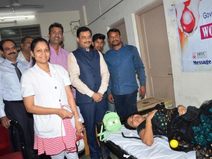 Everybody should make the donation of blood! - Guardian Minister's Appeal | प्रत्येकाने रक्तदानाचा संकल्प करावा! - पालकमंत्र्यांनी केले आवाहन, वाढदिवसानिमित्त रक्तदान शिबिर