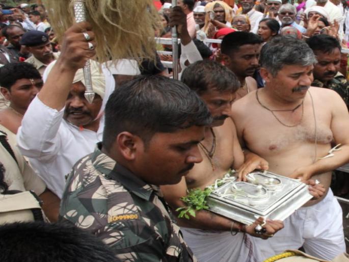 Sant dnyaneshwar Mauli's palkhi in the Satara district | माऊलींच्या पालखीला घडले नीरा स्नान, सातारा जिल्ह्यात पालखीचे स्वागत Sant dnyaneshwar Mauli's palkhi in the Satara district | माऊलींच्या पालखीला घडले नीरा स्नान, सातारा जिल्ह्यात पालखीचे स्वागत