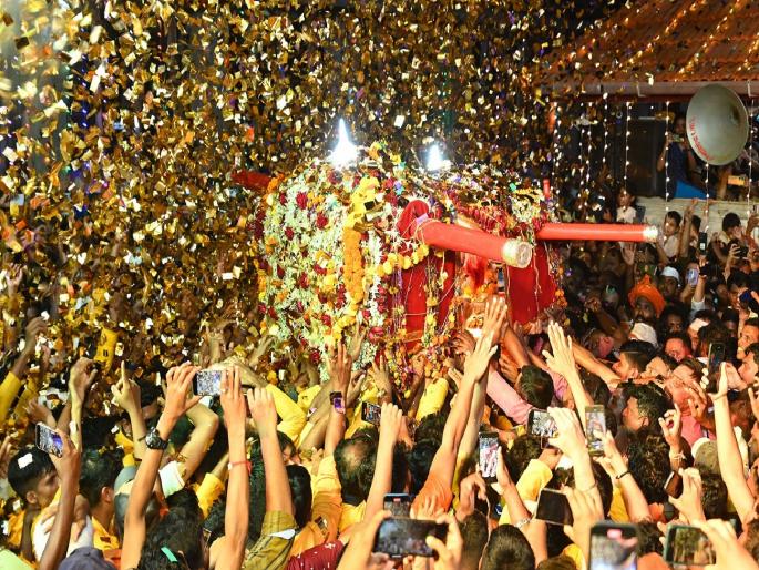 Sri Navalai, Pavanai, Mhasoba palkhas for Bhairi Bua visit; A large crowd of devotees in Ratnagiri | Ratnagiri: भैरी बुवाच्या भेटीसाठी श्री नवलाई, पावणाई, म्हसोबाच्या पालख्या; भाविकांची मोठी गर्दी