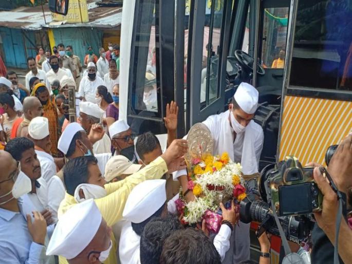 The journey of Saint Shrestha Nivruttinath's footsteps through 'Shivshahi'; Will reach Pandharpur in eight hours | संतश्रेष्ठ निवृत्तीनाथांच्या पादूकांचा ‘शिवशाही’तून प्रवास; आठ तासानंतर पंढरपूरात पोहचणार