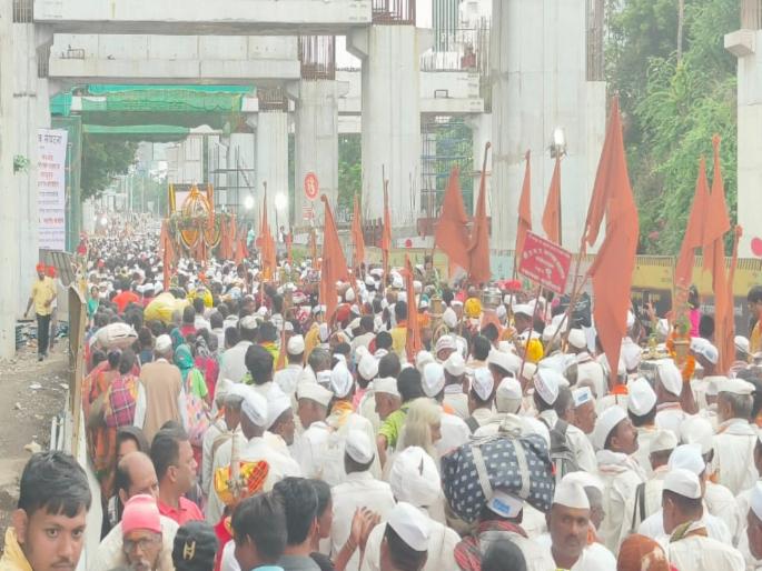 Jagadguru Saint Tukaram Maharaj palKHI arrived in Pune | Ashadhi Wari: फुलांची उधळण अन् माऊली - तुकोबांचा जयघोष; जगद्गुरू संत तुकाराम महाराजांची पालखीचे पुण्यात जल्लोषात आगमन Jagadguru Saint Tukaram Maharaj palKHI arrived in Pune | Ashadhi Wari: फुलांची उधळण अन् माऊली - तुकोबांचा जयघोष; जगद्गुरू संत तुकाराम महाराजांची पालखीचे पुण्यात जल्लोषात आगमन