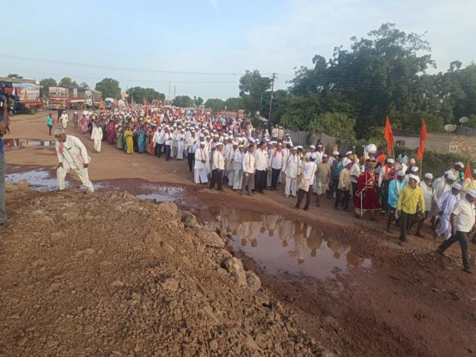 Water accumulated on the road; incomplete work, Warkaris have to endure unnecessary hardship | रस्त्यावर साचलेले पाणी; अपूर्ण काम, वारकऱ्यांना सहन करावा लागतोय नाहक त्रास