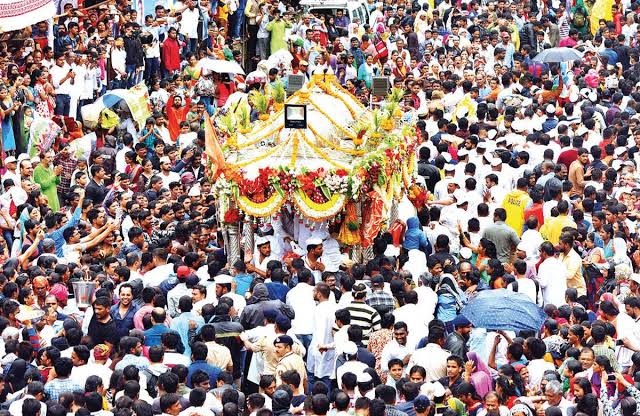 Politicians forget about Palkhi ceremony Eknath is more popular than Vitthal Feelings of the Warakari class | राजकारण्यांना पालखी सोहळ्याचा विसर! विठ्ठलापेक्षा 'एकनाथ' सर्वांच्या मुखी; वारकऱ्यांच्या प्रतिक्रिया Politicians forget about Palkhi ceremony Eknath is more popular than Vitthal Feelings of the Warakari class | राजकारण्यांना पालखी सोहळ्याचा विसर! विठ्ठलापेक्षा 'एकनाथ' सर्वांच्या मुखी; वारकऱ्यांच्या प्रतिक्रिया