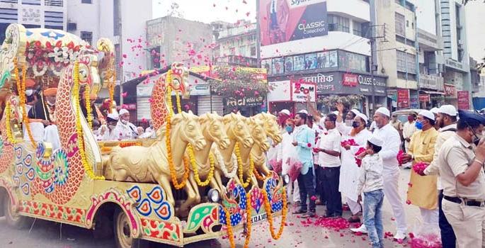 Decorated palanquin like Yoga Samadhi; Tractor help instead of 24 servants! | सोलापूरच्या सिध्देश्वर यात्रेस प्रारंभ; ६८ लिंगांना तैलाभिषेकाच्या धार्मिक विधीस प्रारंभ Decorated palanquin like Yoga Samadhi; Tractor help instead of 24 servants! | सोलापूरच्या सिध्देश्वर यात्रेस प्रारंभ; ६८ लिंगांना तैलाभिषेकाच्या धार्मिक विधीस प्रारंभ