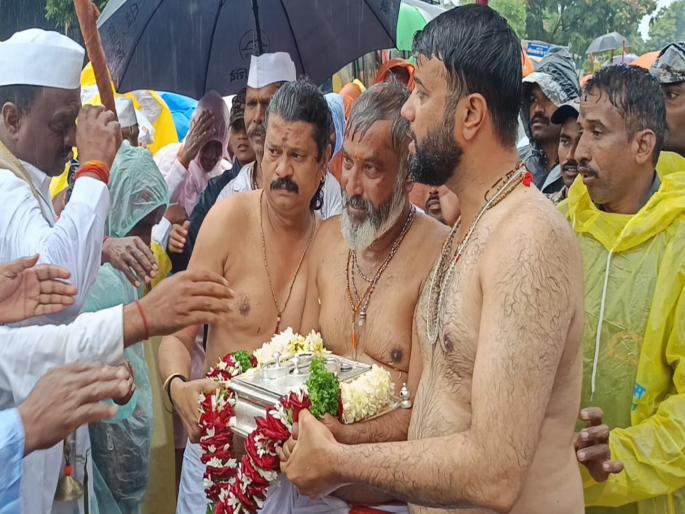 pune news mauli ceremony arrives in Pune district despite heavy rains; Mauli shoes are bathed in the Nira river on the return journey | माऊलींचा सोहळा पावसाच्या सरी झेलत पुणे जिल्ह्यात दाखल; परतीच्या प्रवासातही माऊलींच्या पादुकांना नीरा नदीत स्नान pune news mauli ceremony arrives in Pune district despite heavy rains; Mauli shoes are bathed in the Nira river on the return journey | माऊलींचा सोहळा पावसाच्या सरी झेलत पुणे जिल्ह्यात दाखल; परतीच्या प्रवासातही माऊलींच्या पादुकांना नीरा नदीत स्नान