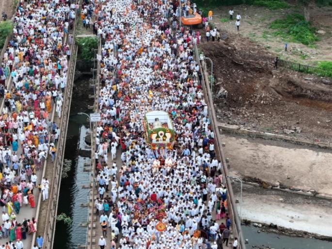 The sound of musical instruments, the footsteps of Rangoli in Alandi; Mauli's palanquin returns home from Pandhari | आळंदीत वाद्यांचा गजर,रांगोळीच्या पायघड्या; पंढरीहून माउलींची पालखी स्वगृही परतली