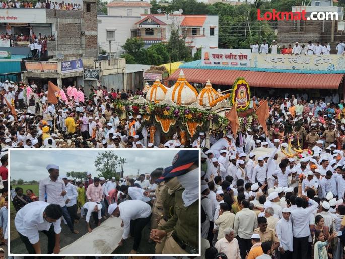 Ashadhi Wari Tukoba palkhi ceremony welcomed with dhoti shoes in Katewadi | Ashadhi Wari : तुकोबांच्या पालखी सोहळ्याचे काटेवाडीत धोतराच्या पायघड्यांनी स्वागत Ashadhi Wari Tukoba palkhi ceremony welcomed with dhoti shoes in Katewadi | Ashadhi Wari : तुकोबांच्या पालखी सोहळ्याचे काटेवाडीत धोतराच्या पायघड्यांनी स्वागत