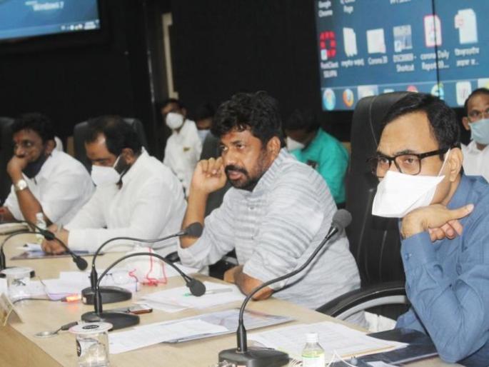 How do citizens go to ‘corona’ patient wards? - The Guardian Minister got angry | 'कोरोना 'रुग्णांच्या वॉर्डात नागरिक जातात कसे? -  पालकमंत्री संतापले