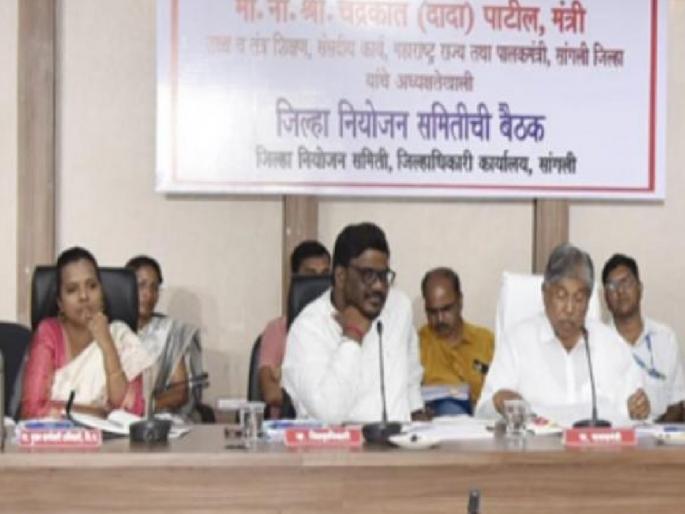 Sangli District planning expenditure of only Rs 70 crore in eight months, challenge facing administration to spend Rs 475 crore by end of March | Sangli: जिल्हा नियोजनचे आठ महिन्यांत केवळ ७० कोटी खर्च, मार्चअखेरपर्यंत ४७५ कोटी खर्चाचे प्रशासनासमोर आव्हान Sangli District planning expenditure of only Rs 70 crore in eight months, challenge facing administration to spend Rs 475 crore by end of March | Sangli: जिल्हा नियोजनचे आठ महिन्यांत केवळ ७० कोटी खर्च, मार्चअखेरपर्यंत ४७५ कोटी खर्चाचे प्रशासनासमोर आव्हान