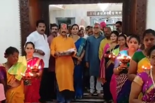 south goa lok sabha election 2024 candidate pallavi dempo took darshan of sri mahalakshmi in panaji | पल्लवी धेंपेने घेतले श्रीमहालक्ष्मीचे दर्शन; पणजीच्या ग्रामदेवतेचा घेतला आशिर्वाद