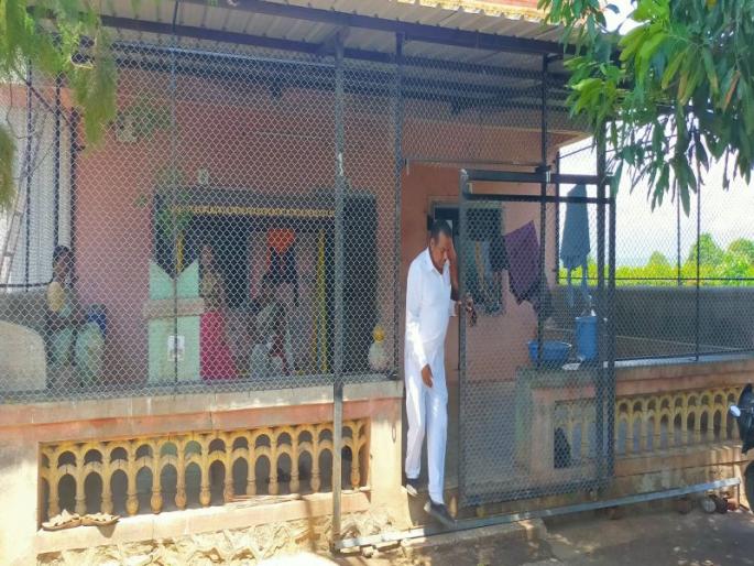 Leopard terror: Palse villagers fence their houses for safety | बिबट्याची दहशत : सुरक्षेसाठी पळसेच्या ग्रामस्थांनी घरांभोवती केले चक्क ‘फेन्सिंग’ Leopard terror: Palse villagers fence their houses for safety | बिबट्याची दहशत : सुरक्षेसाठी पळसेच्या ग्रामस्थांनी घरांभोवती केले चक्क ‘फेन्सिंग’