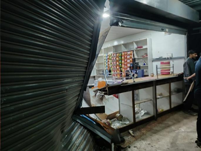 Speeding tempo hits pedestrian and enters shop in Palus Sangli, drunk driver beaten up | Sangli: पलूसमध्ये भरधाव टेम्पो दुकानांत घुसला, धडकेत एकजण गंभीर जखमी; मद्यधुंद चालकाला चोप