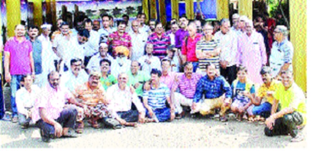 Pulus colony has a unique blend of colors ... | पलूस कॉलनीत रंगला अनोखा स्नेहमेळावा... Pulus colony has a unique blend of colors ... | पलूस कॉलनीत रंगला अनोखा स्नेहमेळावा...