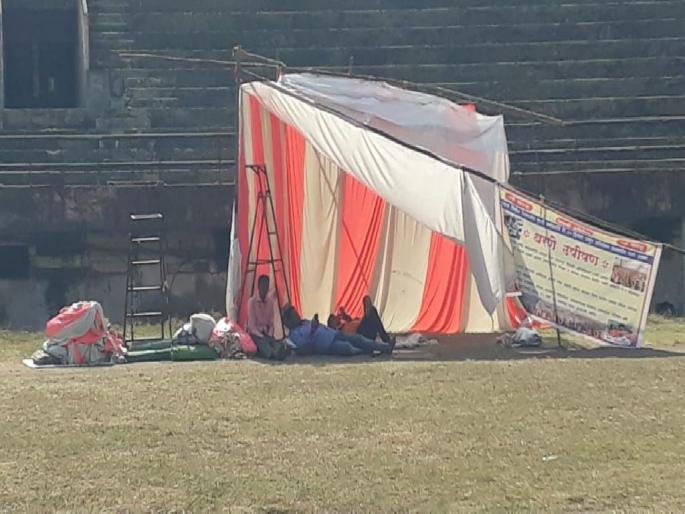 Winter session of Maharashtra legislature and; silence at Yashwant Stadium | हिवाळी अधिवेशनाचे सूप वाजले; जत्रा पांगली, धरणे मंडपाची पालं उठली! Winter session of Maharashtra legislature and; silence at Yashwant Stadium | हिवाळी अधिवेशनाचे सूप वाजले; जत्रा पांगली, धरणे मंडपाची पालं उठली!