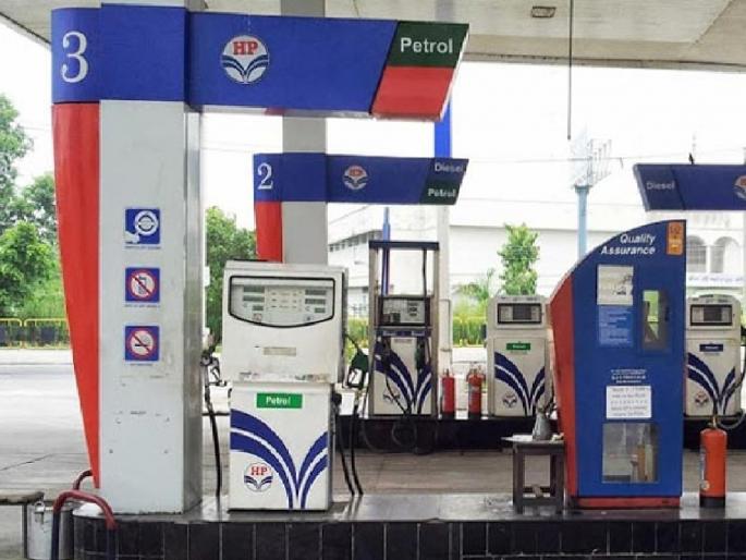 Fuel is cheaper in Karnataka, The pumps in the border area shut down | कर्नाटकातील इंधन स्वस्ताईमुळे सीमा भागातील पंप बंद पडले Fuel is cheaper in Karnataka, The pumps in the border area shut down | कर्नाटकातील इंधन स्वस्ताईमुळे सीमा भागातील पंप बंद पडले