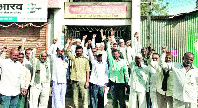 The declaration of farmers in front of the District Bank branch | जिल्हा बॅँकेच्या शाखेसमोर शेतकऱ्यांची घोषणाबाजी The declaration of farmers in front of the District Bank branch | जिल्हा बॅँकेच्या शाखेसमोर शेतकऱ्यांची घोषणाबाजी