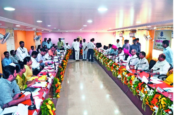 The Panchayat Raj will be executed by the Kolhapur authorities | पंचायत राज’कडून कोल्हापूर अधिकाऱ्यांची झाडाझडती वडणगे पाणी योजनेवरून फैरी The Panchayat Raj will be executed by the Kolhapur authorities | पंचायत राज’कडून कोल्हापूर अधिकाऱ्यांची झाडाझडती वडणगे पाणी योजनेवरून फैरी