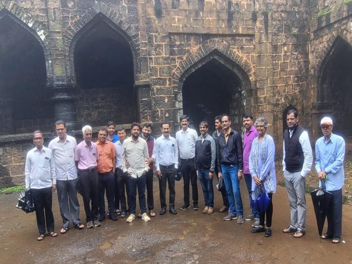 Inspection of falls at Panhala Fort by expert engineers | पन्हाळगडावरील पडझडीची तज्ञ अभियंत्यांकडून पाहणी, जिल्हाधिकाऱ्यांना तातडीने अहवाल देणार Inspection of falls at Panhala Fort by expert engineers | पन्हाळगडावरील पडझडीची तज्ञ अभियंत्यांकडून पाहणी, जिल्हाधिकाऱ्यांना तातडीने अहवाल देणार