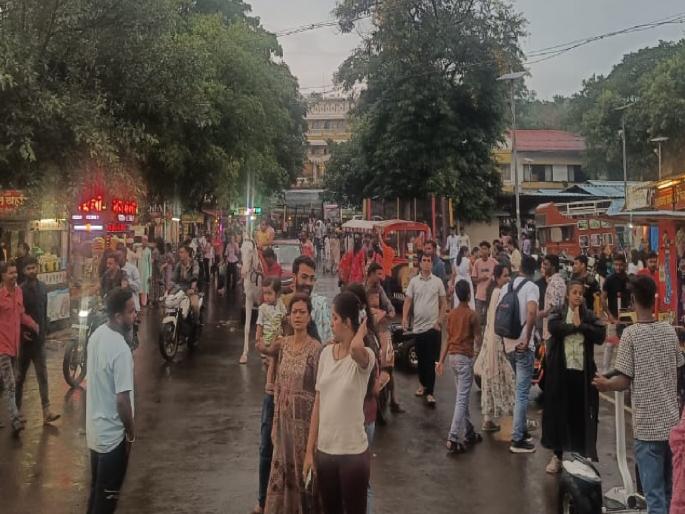 Crowd of tourists at Panhalgad kolhapur, Confusion of businessmen due to rain | Kolhapur: पन्हाळगड गर्दीने फुलला, पावसाने तारांबळ