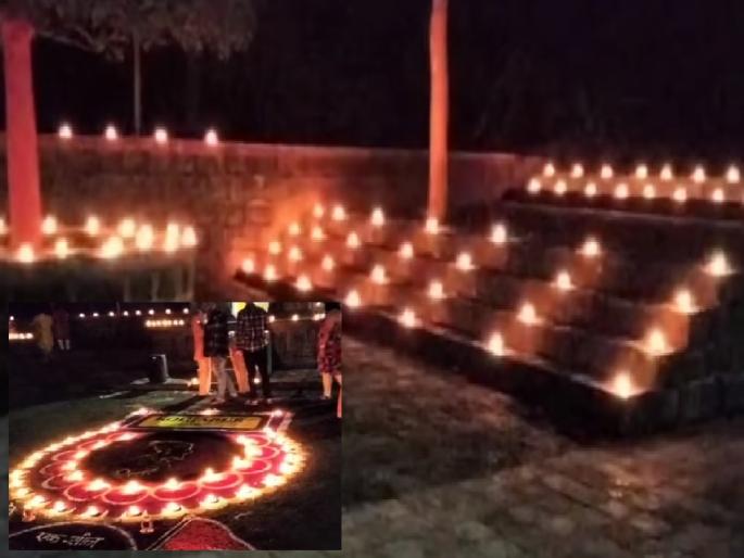 Kolhapur hikers lit up Panhalgad with Dipotsava | कोल्हापूर हायकर्सनी पन्हाळगड दीपोत्सवाने उजळला Kolhapur hikers lit up Panhalgad with Dipotsava | कोल्हापूर हायकर्सनी पन्हाळगड दीपोत्सवाने उजळला