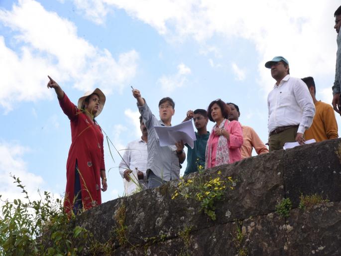 Inspection of Maratha architecture of Panhala Fort by UNESCO team | Kolhapur: पन्हाळा किल्ल्याच्या मराठा स्थापत्यशैलीची युनेस्कोच्या पथकाकडून पाहणी Inspection of Maratha architecture of Panhala Fort by UNESCO team | Kolhapur: पन्हाळा किल्ल्याच्या मराठा स्थापत्यशैलीची युनेस्कोच्या पथकाकडून पाहणी