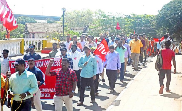 four thousand workers on the street rallies for various demands sloganeering against the government | चार हजार कामगार रस्त्यावर; विविध मागण्यांसाठी रॅली, सरकारविरोधात घोषणाबाजी four thousand workers on the street rallies for various demands sloganeering against the government | चार हजार कामगार रस्त्यावर; विविध मागण्यांसाठी रॅली, सरकारविरोधात घोषणाबाजी