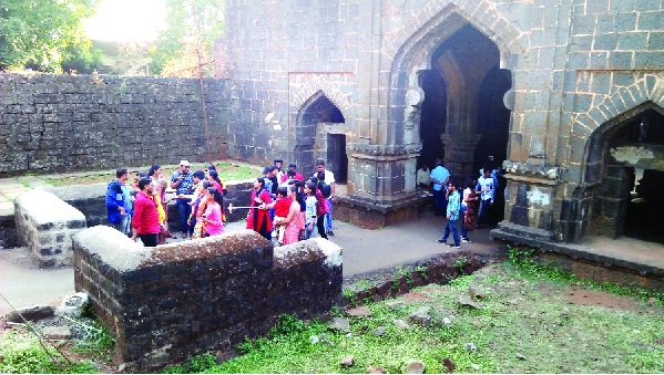 Panhala, Jotiba crowded 'Housefull': Tourists' choice due to consecutive holidays | पन्हाळा, जोतिबा गर्दीने ‘हाऊसफुल्ल’ :सलग सुट्यांमुळे पर्यटकांची पसंती  Panhala, Jotiba crowded 'Housefull': Tourists' choice due to consecutive holidays | पन्हाळा, जोतिबा गर्दीने ‘हाऊसफुल्ल’ :सलग सुट्यांमुळे पर्यटकांची पसंती