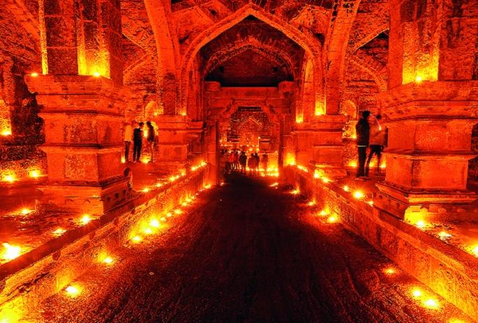 'Panhalgad' due to the festival of light! | दीपोत्सवामुळे ‘पन्हाळगड’ उजळला ! 'Panhalgad' due to the festival of light! | दीपोत्सवामुळे ‘पन्हाळगड’ उजळला !