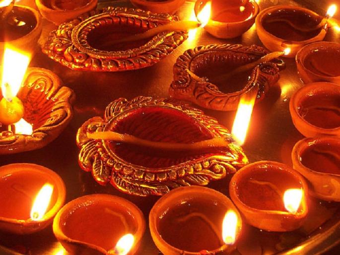 Came Diwali; In the market of Nanded, the capital of Gujarat and Telangana | आली दिवाळी; गुजरात, तेलंगणाच्या पणत्या नांदेडच्या बाजारपेठेत Came Diwali; In the market of Nanded, the capital of Gujarat and Telangana | आली दिवाळी; गुजरात, तेलंगणाच्या पणत्या नांदेडच्या बाजारपेठेत