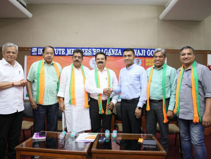 bhatikar pro panch joins bjp discussion with hasty access | भाटीकर समर्थक पंच भाजपात दाखल; तडकाफडकी प्रवेश केल्याने चर्चा bhatikar pro panch joins bjp discussion with hasty access | भाटीकर समर्थक पंच भाजपात दाखल; तडकाफडकी प्रवेश केल्याने चर्चा