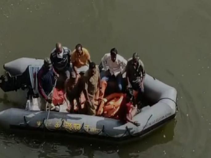 The girl jumped into the river Panchganga from Shivaji bridge in kolhapur | शिवाजी पुलावरुन तरुणाने घेतली पंचगंगा नदीत उडी 