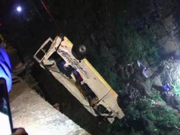 Kolhapur - The minibus has collapsed in Panchgang for 100 feet | VIDEO- कोल्हापूर- 100 फुटांवरुन मिनी बस पंचगंगेत कोसळली Kolhapur - The minibus has collapsed in Panchgang for 100 feet | VIDEO- कोल्हापूर- 100 फुटांवरुन मिनी बस पंचगंगेत कोसळली