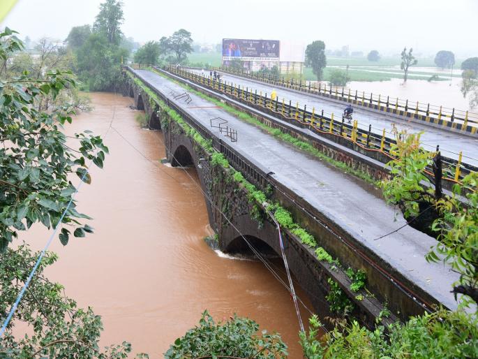 Rain intensity reduced in Kolhapur district, Half a foot rise in Panchganga river level during the day | कोल्हापुरात पावसाचा जोर ओसरला, महापुराचा धोका कायम; दिवसभरात पंचगंगेच्या पातळीत अर्ध्या फुटाने वाढ Rain intensity reduced in Kolhapur district, Half a foot rise in Panchganga river level during the day | कोल्हापुरात पावसाचा जोर ओसरला, महापुराचा धोका कायम; दिवसभरात पंचगंगेच्या पातळीत अर्ध्या फुटाने वाढ