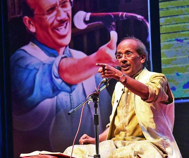 Standing in Marathi, now there should be ghazal in the dialect | मराठीत स्थिरावली, आता बोलीभाषेतही गजल व्हाव्या  Standing in Marathi, now there should be ghazal in the dialect | मराठीत स्थिरावली, आता बोलीभाषेतही गजल व्हाव्या