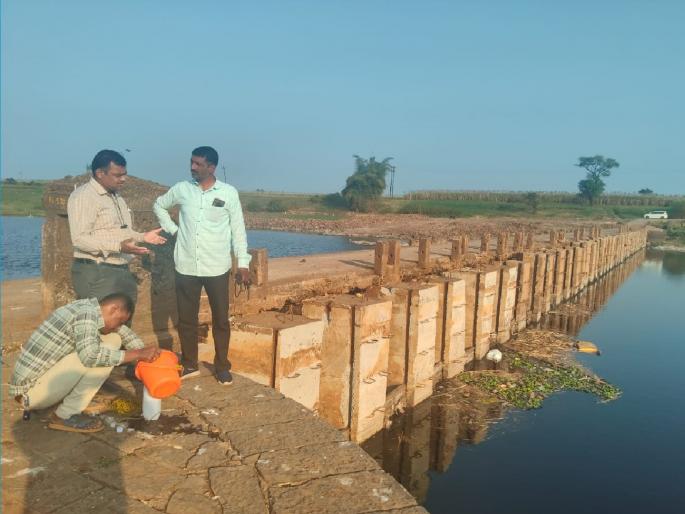 Pollution Board takes water samples after contaminated water enters Panchganga river basin | Kolhapur: पंचगंगा प्रदूषणावरून 'स्वाभिमानी'कडून अधिकारी धारेवर, प्रदूषण मंडळाने घेतले दूषित पाण्याचे नमुने Pollution Board takes water samples after contaminated water enters Panchganga river basin | Kolhapur: पंचगंगा प्रदूषणावरून 'स्वाभिमानी'कडून अधिकारी धारेवर, प्रदूषण मंडळाने घेतले दूषित पाण्याचे नमुने