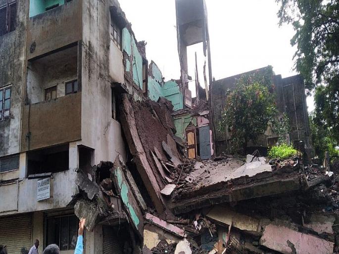 The building collapsed in Panchavati area | पंचवटी भागात इमारत कोसळली, जीवितहानी नाही The building collapsed in Panchavati area | पंचवटी भागात इमारत कोसळली, जीवितहानी नाही