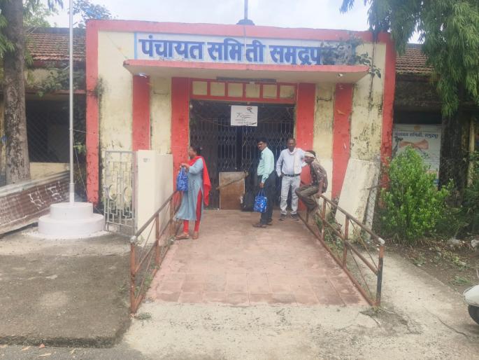 Wardha Panchayat Samiti office locked employees remain stuck outside | वर्धा : पंचायत समिती कार्यालय कुलूप बंद, कर्मचारी राहिले ताटकळत Wardha Panchayat Samiti office locked employees remain stuck outside | वर्धा : पंचायत समिती कार्यालय कुलूप बंद, कर्मचारी राहिले ताटकळत