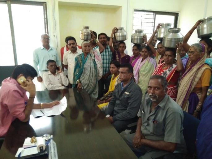 womens rally on manora panchayat samiti | गुंडी येथील महिला धडकल्या पंचायत मानोरा समितीवर womens rally on manora panchayat samiti | गुंडी येथील महिला धडकल्या पंचायत मानोरा समितीवर